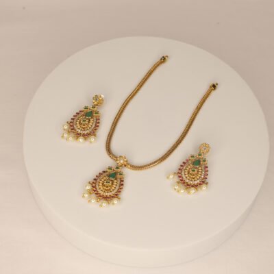Shine with tradition. Adorn yourself with elegance.
